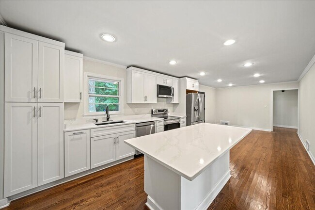 Building Photo - 2038 S Akin Dr