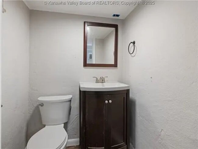 Building Photo - 3 bed 2.5 bath single family home