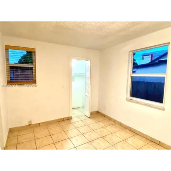 Building Photo - 4307 SW 9th St