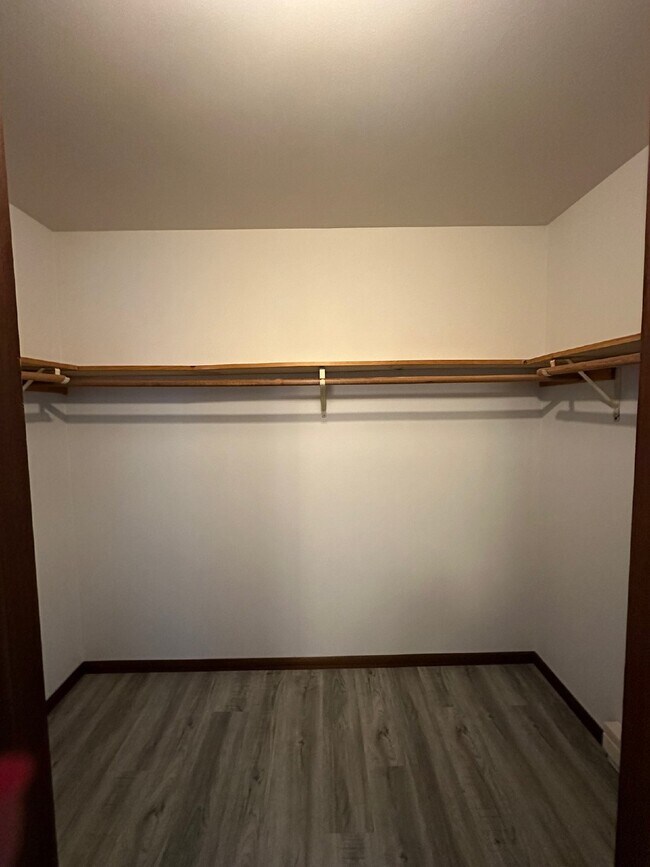 Building Photo - Available July-August. 1 Bedroom, 1 Bathro...