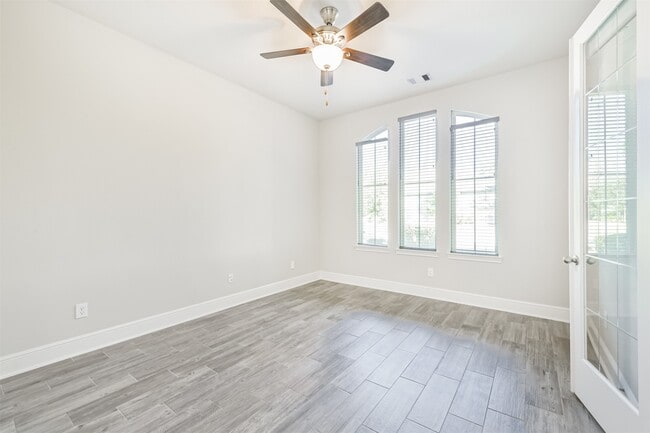 Building Photo - 210 Liatris Ct