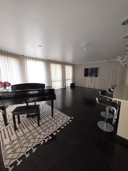 Living area - 800 W 1st St