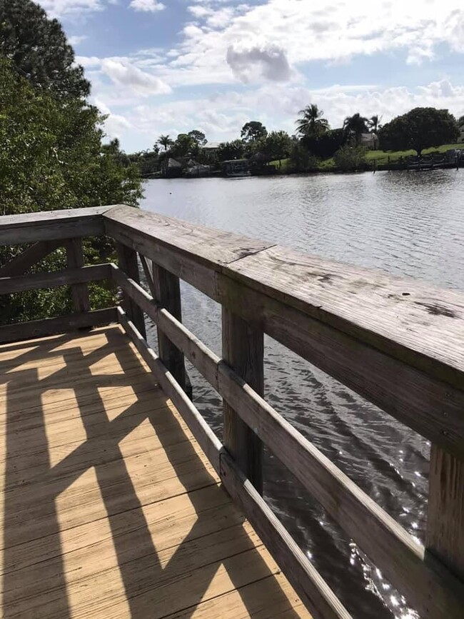 Building Photo - 672 NE Bent Paddle Ln