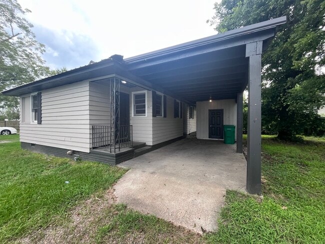 Building Photo - 217 17th St N