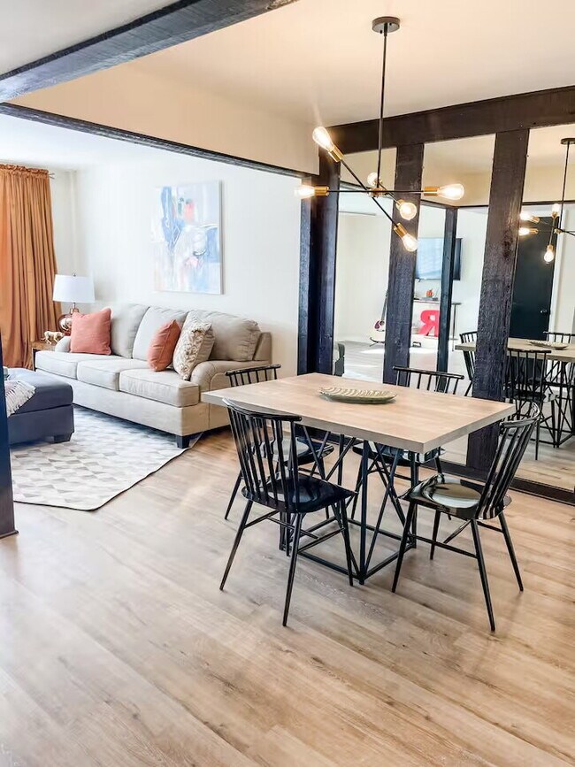 Building Photo - 253 E Stephenson St