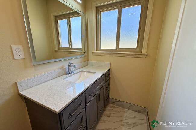 Building Photo - Large 4 Bedroom, 2 Bathroom Home with 2 Car Garage