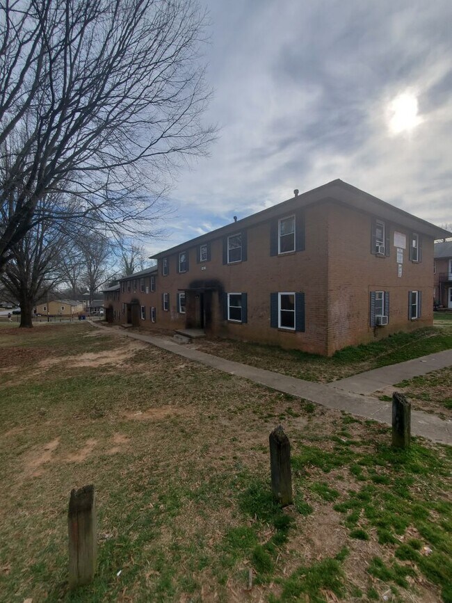 Building Photo - 2332 N Cherry St