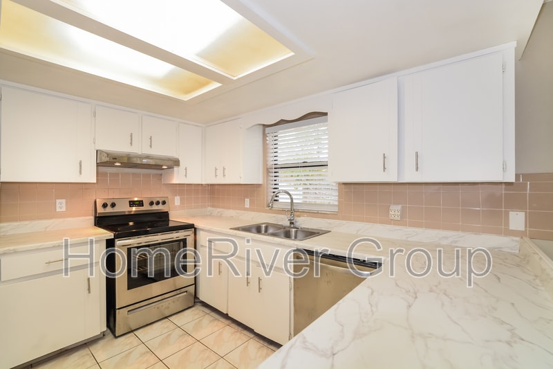 Building Photo - 2811 Queen Palm Dr