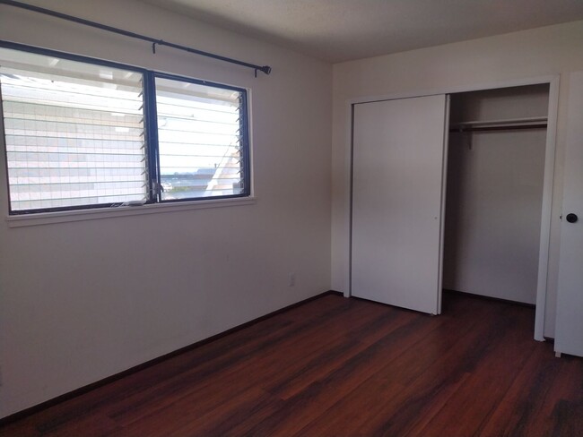 Building Photo - 2 bedroom 1 bath with Kaimuki ocean view