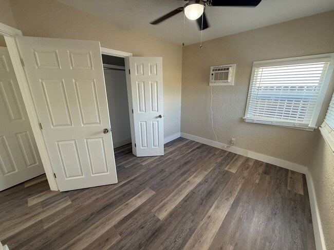 Building Photo - 3 bed 2 bath house with garage