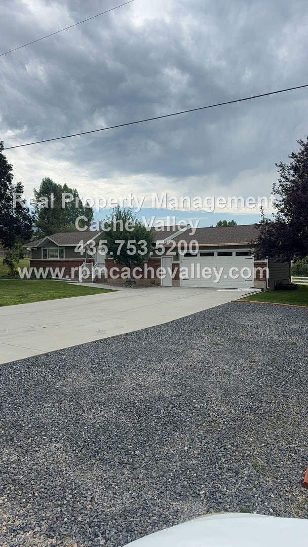 Building Photo - 220 E 300 N