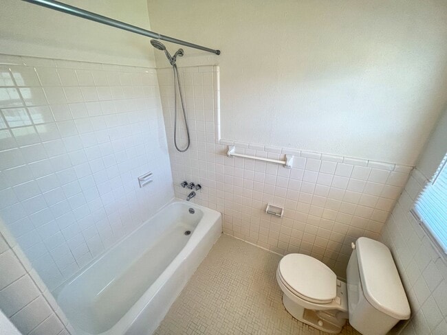 Building Photo - Adorable 2 bedroom, 2 1/2 bathroom townhom...