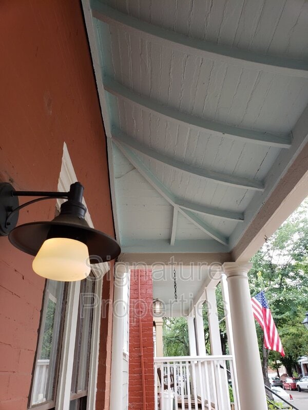 Building Photo - 303 W Clay St