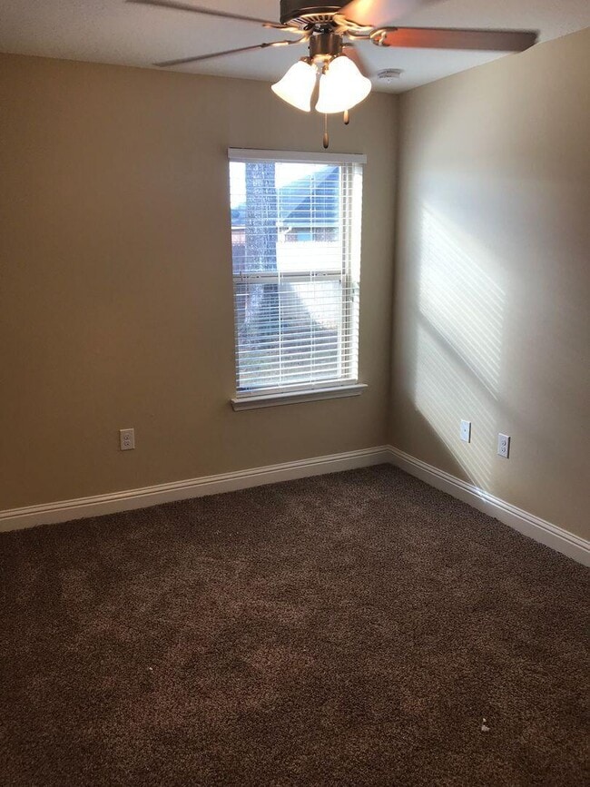 Building Photo - 3070 Crown Creek Cir