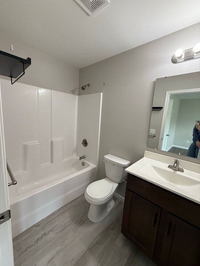 Building Photo - 842 Lakeway Dr