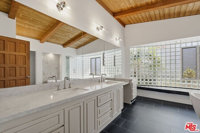 Building Photo - 3909 Sierks Way