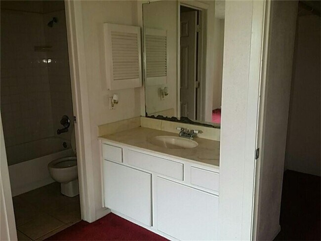 Building Photo - 3 bedroom, 2 bath Duplex to Make Home