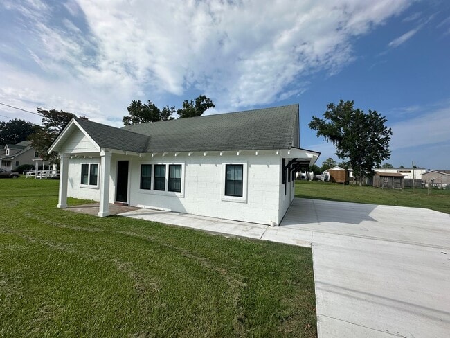 Building Photo - FULLY RENOVATED! 3 Bed/2 Bath in Wanchese