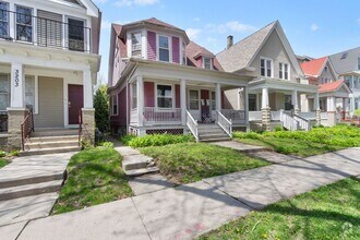 Building Photo - KK - 3205/07 N Bartlett