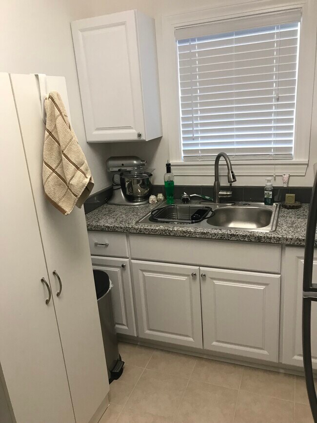 Building Photo - 814 9th St