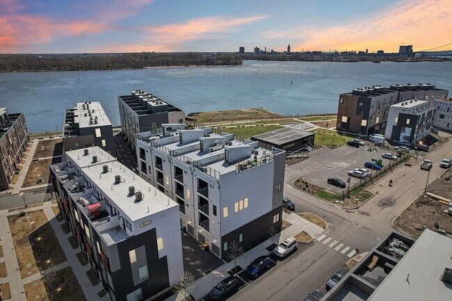 Building Photo - Gorgeous 3BD/2.5BA Waterfront Townhome!