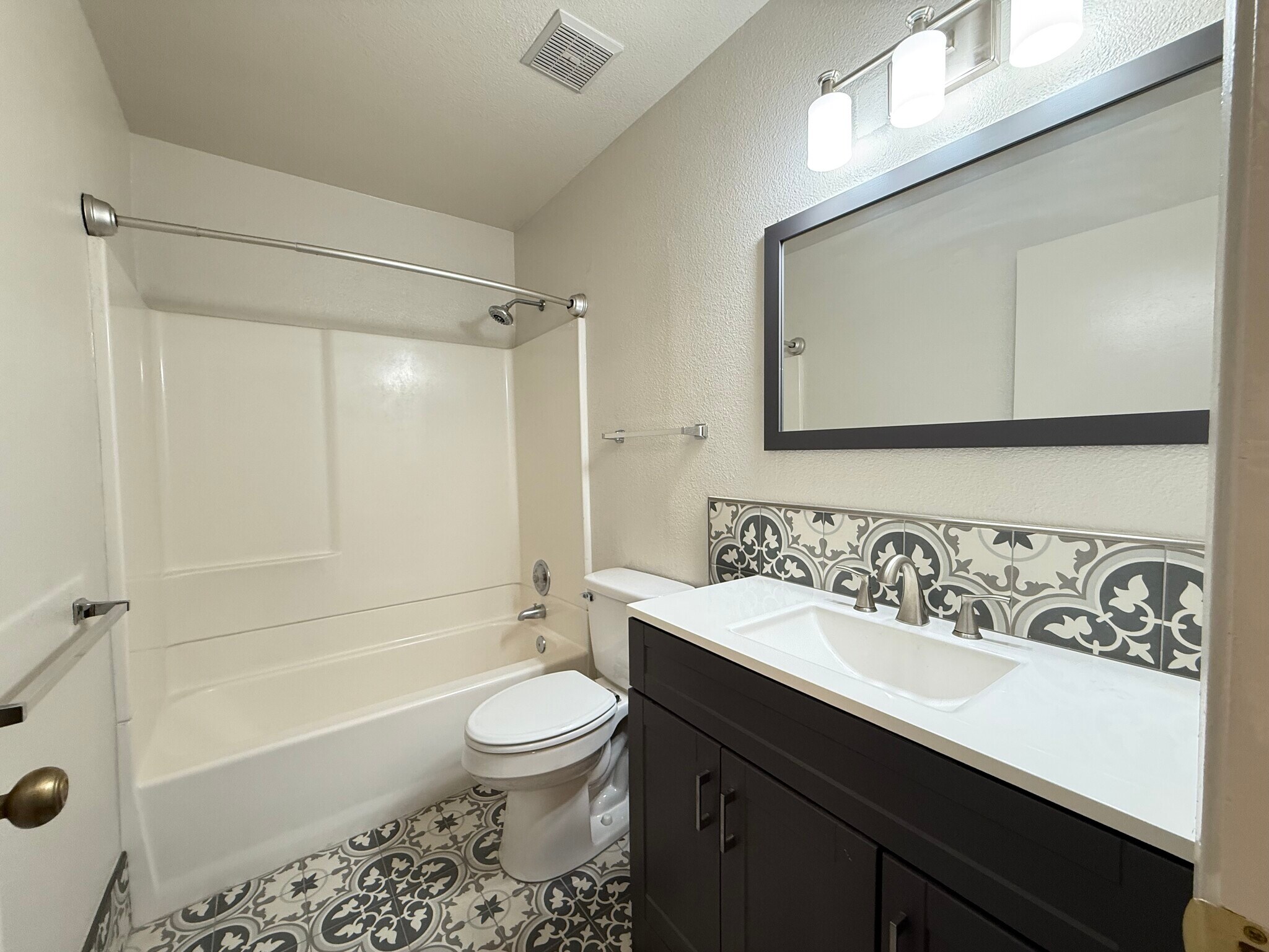 Building Photo - 6158 N Fresno St