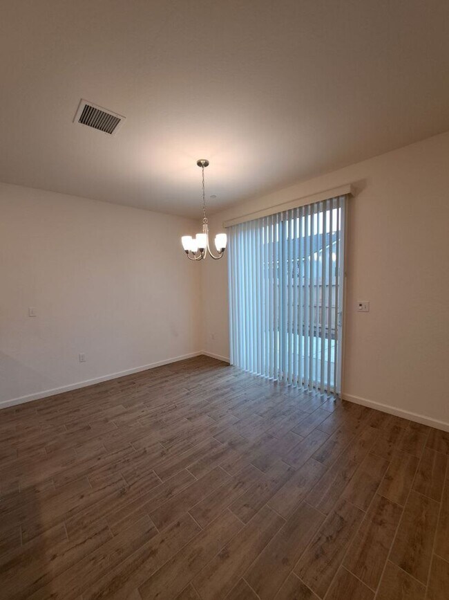 Building Photo - 3 Bedroom Home Near Armstrong & Olive!