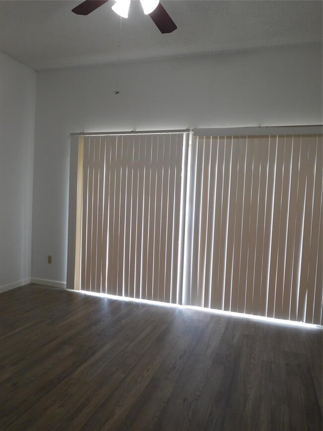 Building Photo - 2202 Quiet Wood Dr
