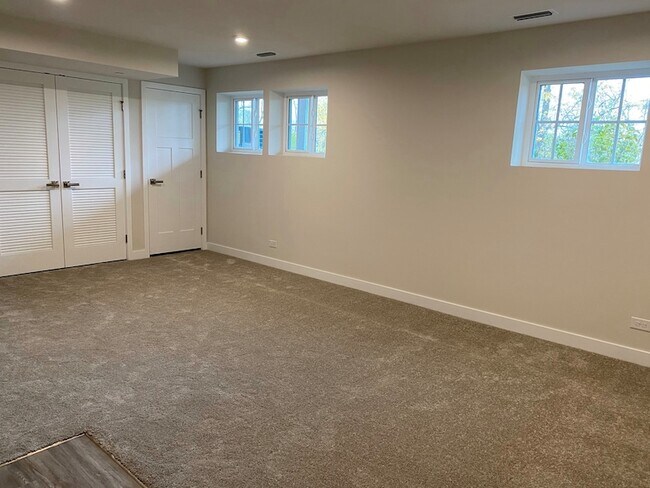 Building Photo - 772 Weller Dr