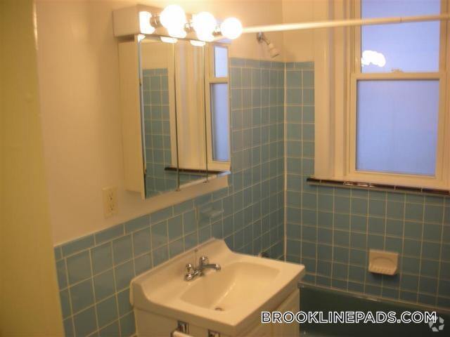 Building Photo - 1539 Beacon St