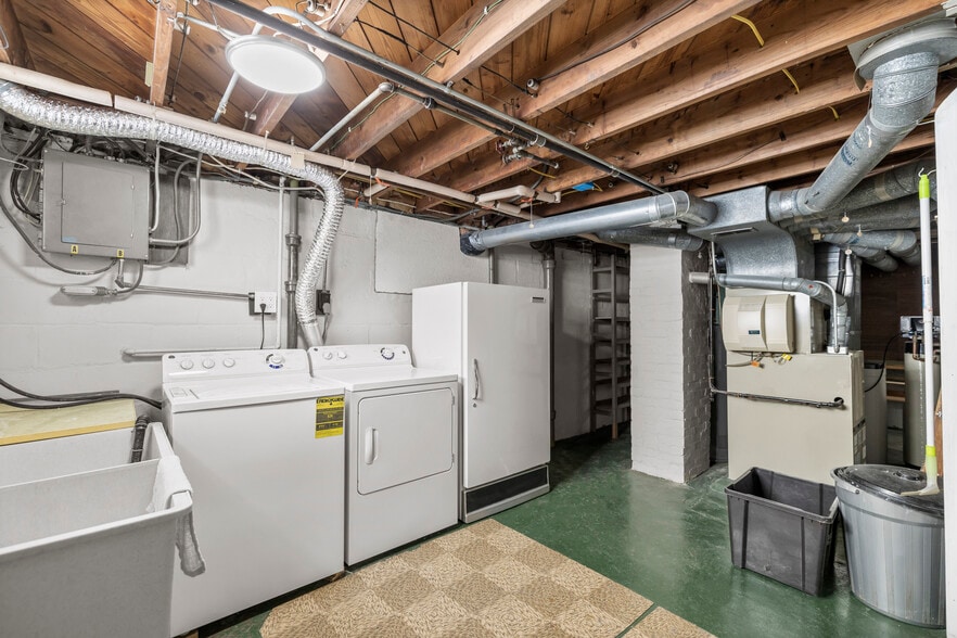 Building Photo - 1515 Longwood Dr