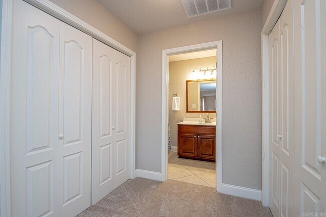 Building Photo - 451 Lakeland Dr