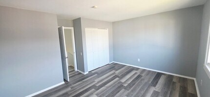 Building Photo - Updated & Move-In Ready Townhouse in Prime...