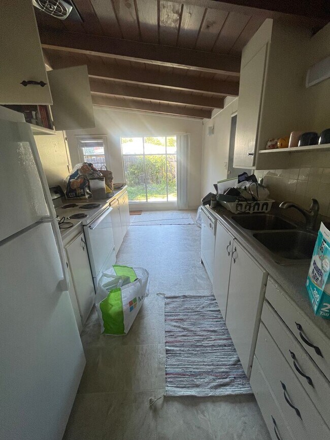 Building Photo - Charming Pet Friendly 3-Bedroom in Quiet C...