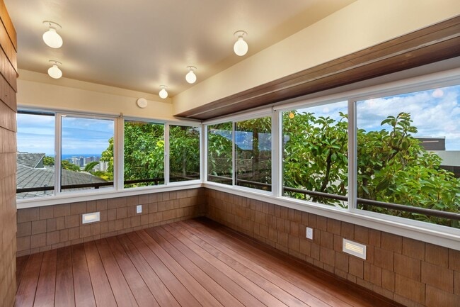 Building Photo - Lovely 2/2 Makiki Heights Home - Utilities...