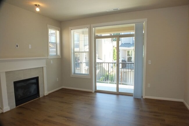 Building Photo - 3 Bedroom Townhome Condo