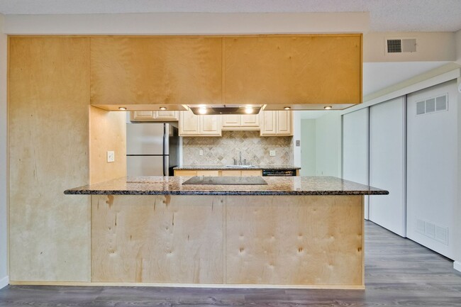 Building Photo - Lovely and Spacious 2BR 2.5BA Condo in Gre...