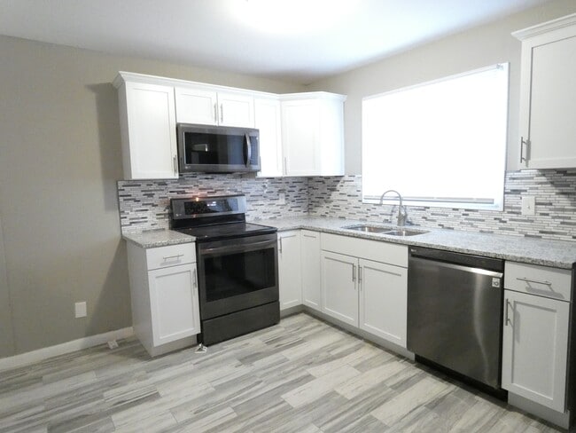 Building Photo - 4700 N Bristol Ave