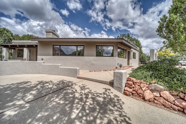 Building Photo - Beauty on Bowstring Drive