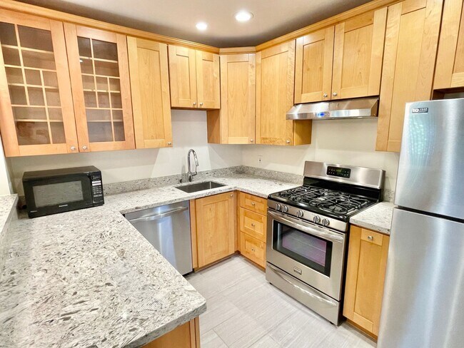 Building Photo - 1BR/1BA Remodeled Garden Unit! Charm Galor...