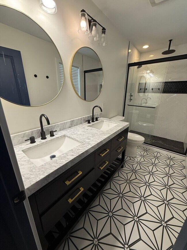 Building Photo - BEAUTIFUL CLIFTON HOME W/FENCED IN YARD AND FINISHED BASEMENT