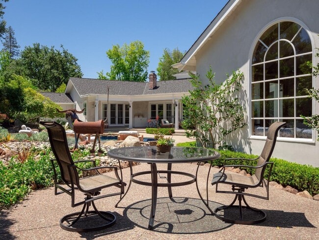 Building Photo - 8 Robert South Dr