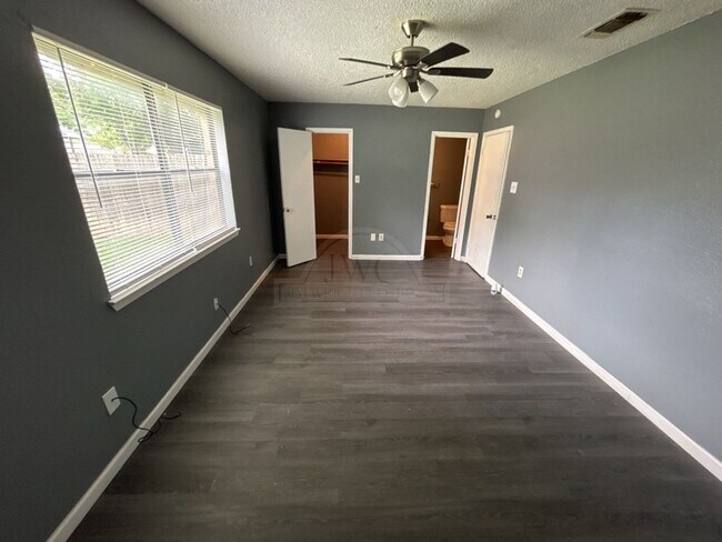 Building Photo - 2011 Windward Dr
