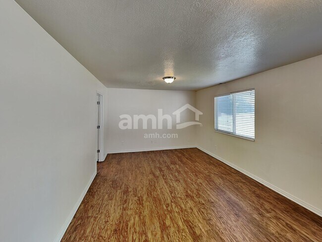 Building Photo - 8558 Laurel Oak Dr