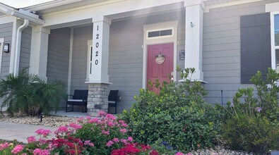 Building Photo - 3 bedroom 2 bath Open Floor Plan!