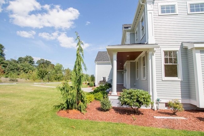 Building Photo - 12 Cart Path Ln