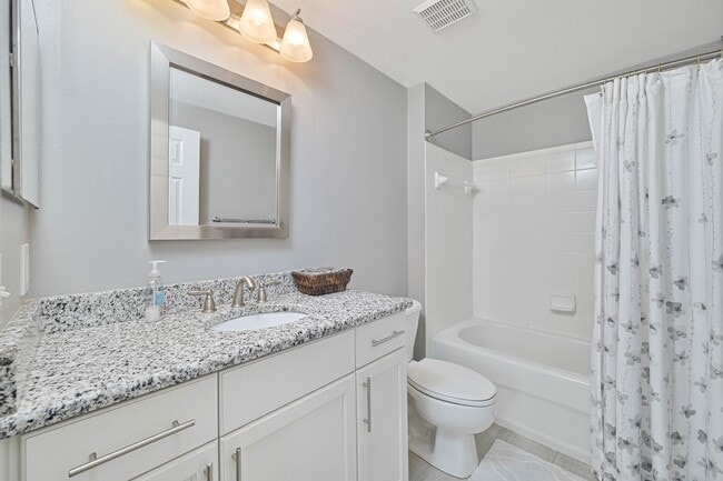 Building Photo - NOW AVAILABLE - Cozy Condo in Fort Myers - 15 Minutes from Beach!