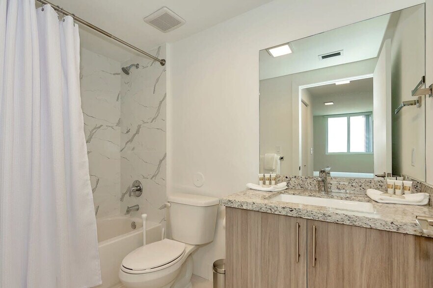 Building Photo - 1710 SW 27th Ave