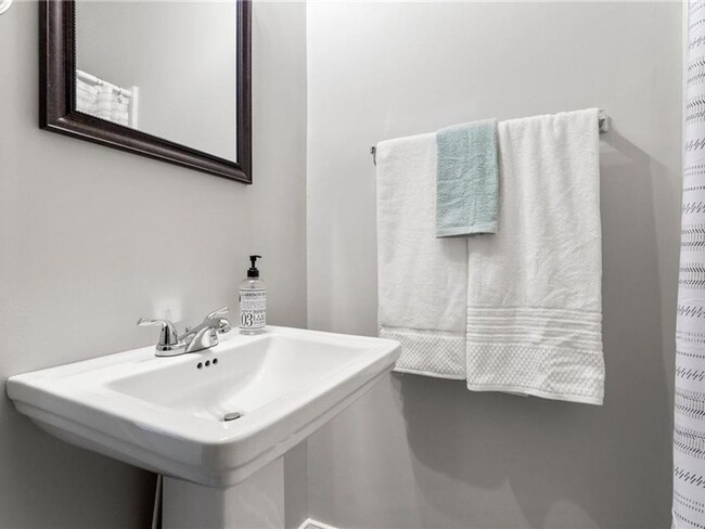 Building Photo - 3 Bedroom Townhome in Richmond