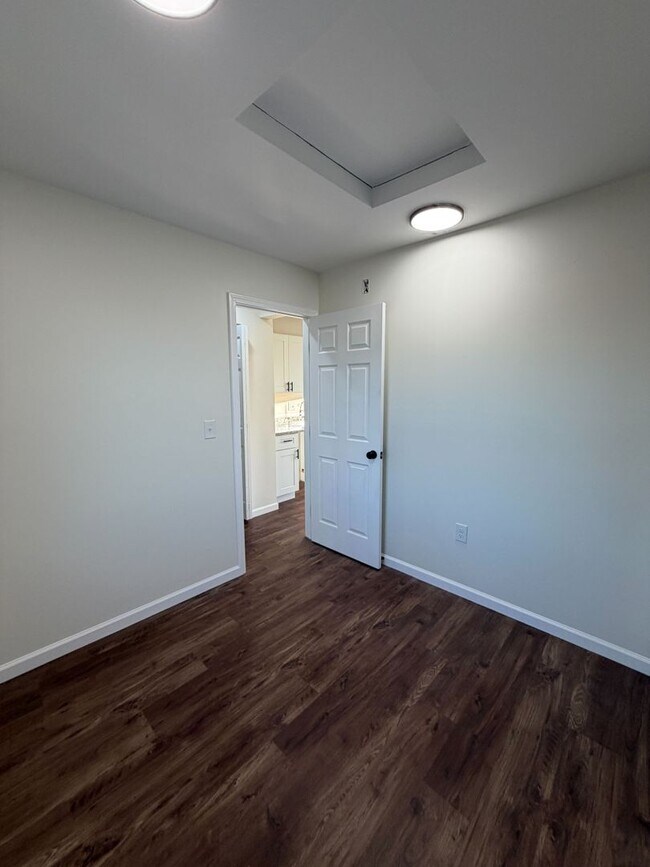 Building Photo - 2080 E 5th Ave